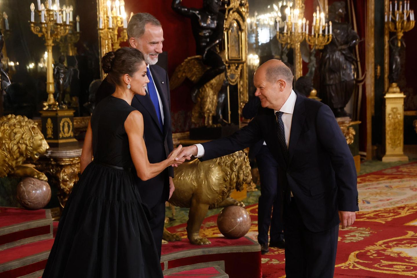 Königin Letizia und König Felipe begrüßen Olaf Scholz im Rahmen des 32. NATO-Gipfels
