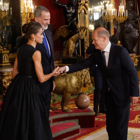 Königin Letizia und König Felipe begrüßen Olaf Scholz im Rahmen des 32. NATO-Gipfels
