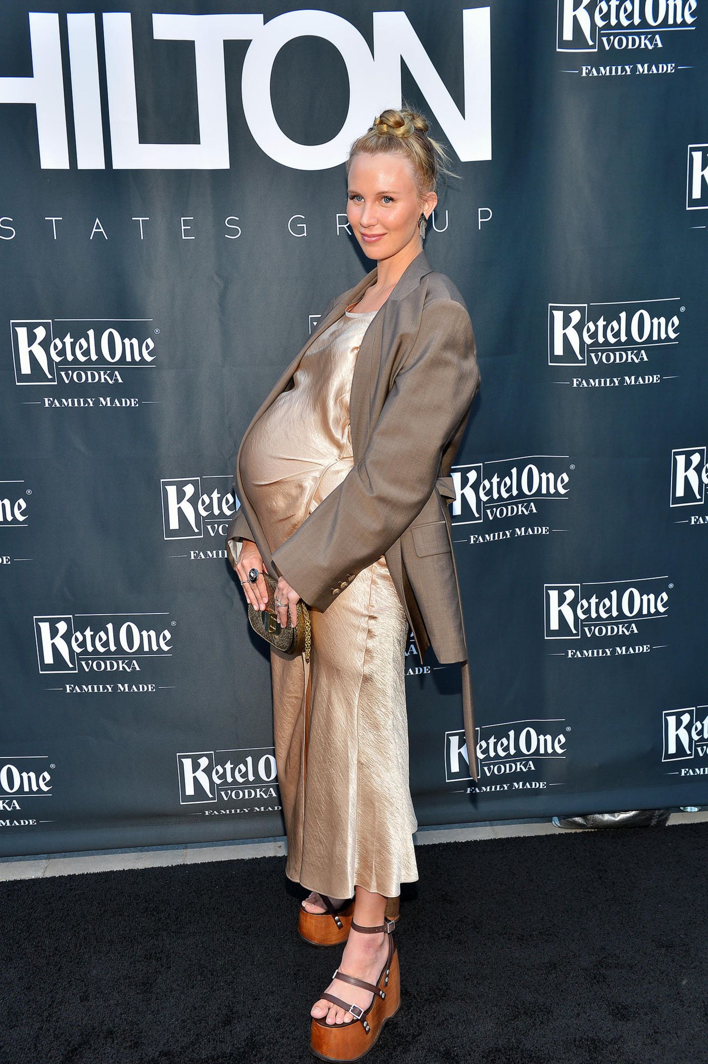Red Carpet: Tessa Hilton mit Babybauch
