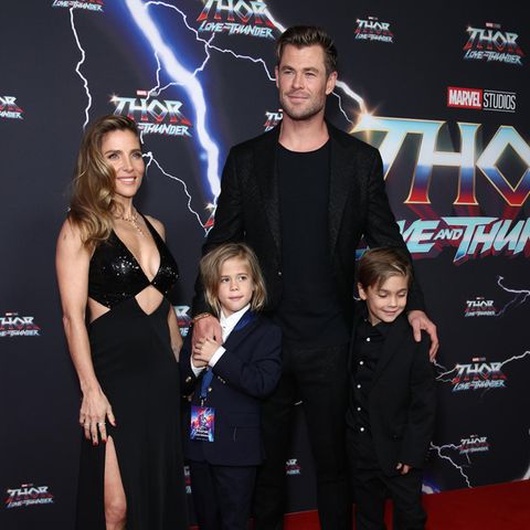 Chris Hemsworth mit Ehefrau Elsa Pataky und den Söhnen Sasha und Tristan bei der Premiere von "Thor: Love & Thunder"