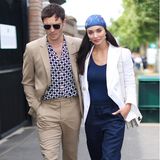  Ed Westwick und Amy Jackson sind schon seit einiger Zeit ein Paar, ihr offizielles Debüt geben sie aber erst jetzt am dritten Tag des Tennisturniers in Wimbledon. Beide zeigen sich dabei ganz passend in sportlichen Anzug-Look. Der Ex-"Gossip Girl"-Star in Beige mit gemustertem Hemd, sie in weißem Blazer mit dunkelblauem Top und lässiger Hose.