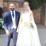 Auch der spanische Fußballstar Dani Carvajal und das Model Daphne Cañizares haben sich das Ja-Wort gegeben. Daphne trägt ein schlichtes Seidenkleid von dem spanischen Designer Alejandro de Miguel –  es hat einem voluminösen Rock und ihre Haare sind in einen tiefen Dutt gestylt mit einem langen Schleier darüber.
