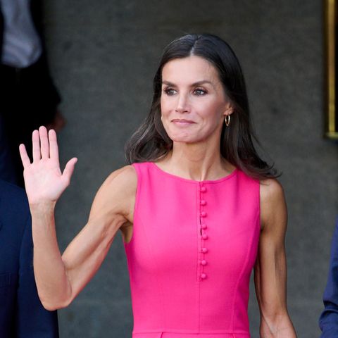 Letizia von Spanien trägt Fuchsia in Madrid. 