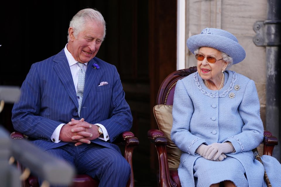 Prinz Charles und Queen Elizabeth amüsieren sich am vierten Tag der Holyrood Week im schottischen Edinburgh.
