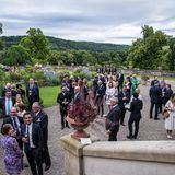 Gäste der Gartenparty auf Schloss Berg in Colmar-Berg