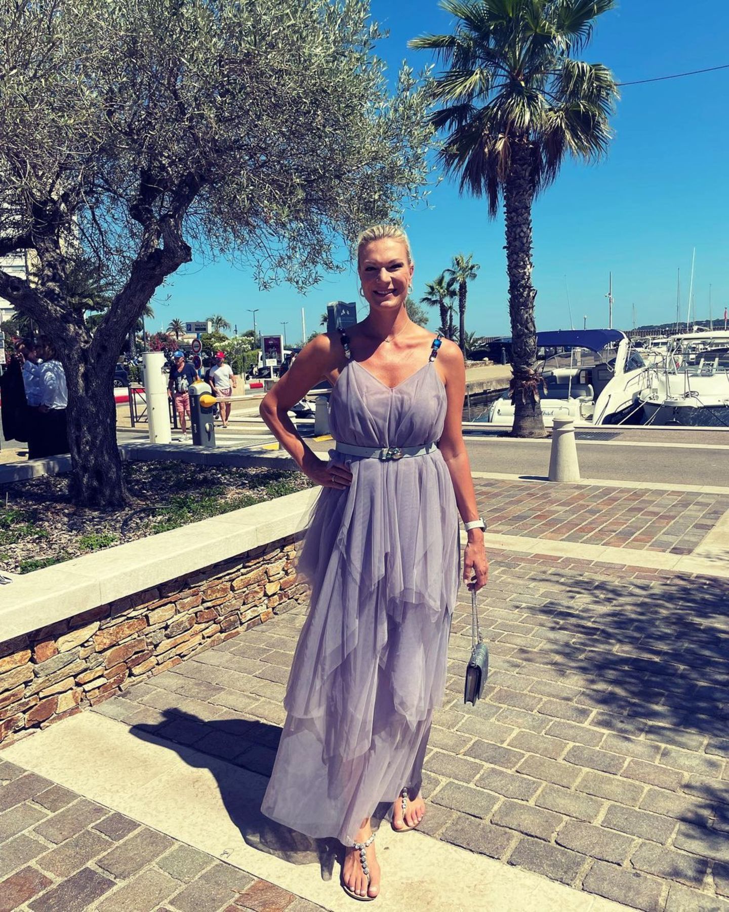 Maria Hoefl-Riesch ist in Hochzeitslaune: Im Hafen von Saint Tropez bezaubert der Ex-Ski-Star in einem luftig-schönen Glamour-Look von Aigner. Perfekt für eine Hochzeitsfeier im Sommer. 