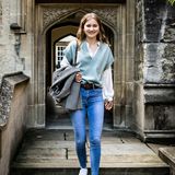 Ihren ersten Tag am Lincoln College an der Oxford University beginnt Prinzessin Elisabeth in einem typischen Studentenlook. Zur Skinny-Jeans kombiniert sie eine weiße Bluse, einen mintfarbenen Pullunder und weiße Sneaker. Über den Arm trägt sie noch einen karierten Blazer, falls es doch etwas schicker sein soll. 