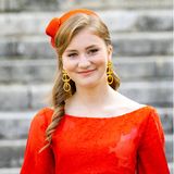 Gemeinsam mit ihrer Familie besucht Prinzessin Elisabeth am 21. Juli 2021 einen Gottesdienst zum Nationalfeiertag. Dazu trägt sie ein rotes Kleid mit Spitzenverzierungen und Raffungen an der Taille. Mit einem farblich passenden Hütchen setzt sie ein Highlight. Weiterer Hingucker ihres Looks sind ihre Statement-Ohrringe. 