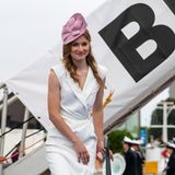 Bei der Taufe des neuen Forschungsschiffs RV Belgica im belgischen Gent zeigt sich Prinzessin Elisabeth in einem sehr erwachsenen und eleganten Outift. Die Kronprinzessin trägt ein weißes Wickelkleid in Midilänge, einen rosafarbenen Hut und rosafarbene Pumps. 