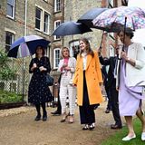 Für einen weiteren Besuch der Oxforn Universität setzt Prinzessin Elisabeth am 11. Mai 2022 auf einen eleganten Business-Look mit knalligem Twist. Der orangefarbene Mantel gibt dem Schwarz-Weiß-Look ein cooles Upgrade.