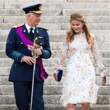 Den belgischen Nationalfeiertag am 21. Juli 2019 feiert Prinzessin Elisabeth in einem eleganten weißen Dress mit zartem Blumenmuster. Dabei beweist sie Kombinationsfähigkeit. Ihre Schuhe und die Clutch greifen genau den Farbton auf, den die Blüten im Muster des Kleides haben. Gekonnt!