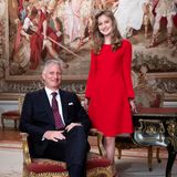 Ein weiteres Foto zu ihrem 18. Geburtstag am 25. Oktober 2019 zeigt Prinzessin Elisabeth mit ihrem Vater König Philippe. Die beiden tragen elegante Outfits, die Thronfolgerin strahlt in einem knallroten Dress in A-Linie.
