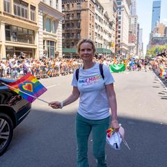 Die Sonne strahlt 26. Juni 2022, dem Tag der großen Pride-Parade in New York. Cynthia Nixon marschiert natürlich mit!