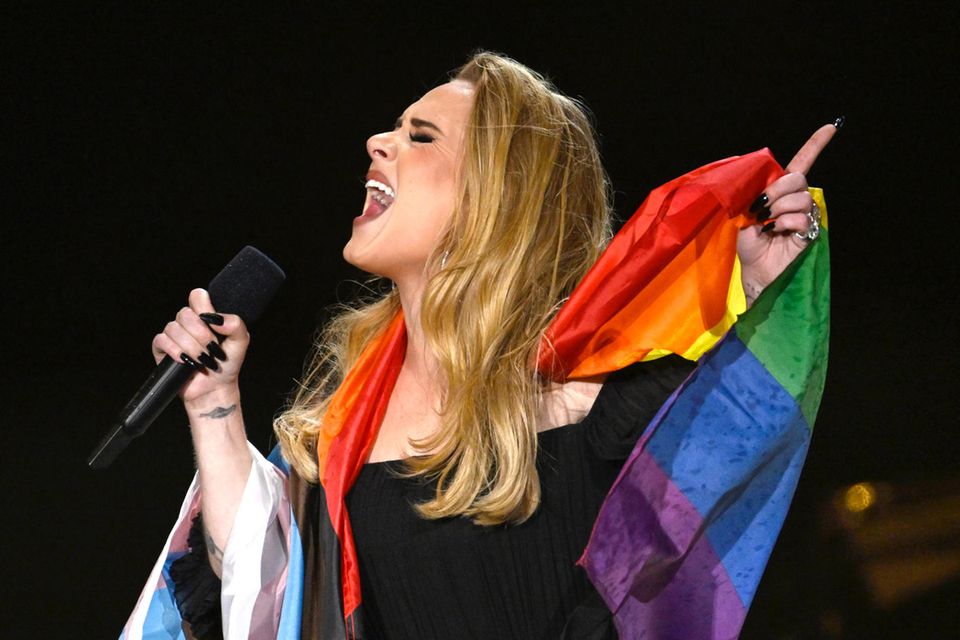 Sie ist wieder da! Bei ihren ersten zwei öffentlichen Konzerten seit fünf Jahren begeistert Adele im Londoner Hyde Park am ersten Juli-Wochenende tausende Fans und viele Kritiker mit ihrer schlichten, dunkel gehaltenen Show ohne viele Effekte, dafür umso mehr mit ihr selbst und ihrer unvergleichlichen Stimme. Einen Farbfleck zeigte der Superstar aber doch und mit voller Überzeugung: die Pride-Flagge und damit ihre Unterstützung für die LGBTQIA+-Community.