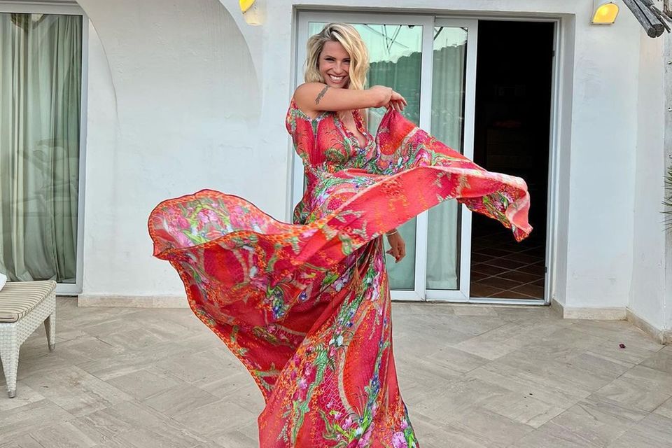 Michelle Hunziker lässt es sich gerade in einem Luxusessort auf Sardinien gutgehen. Im sommerlichen Maxikleid posiert sie für ihr Instagramfoto – und das kommt bei den Fans besonders gut an. Die überschütten das Foto nämlich mit Flammen- und Herzemojis.