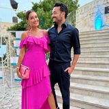 Was für ein Outfit! Jana Ina Zarrella hat sich für ihre Datenight auf Sardinien mit Ehemann Giovanni besonders in Schale geschmissen – und der kann die Augen kaum von seiner wunderschönen Ehefrau lassen. Im pinken asymmetrischen Kleid mit farblich abgestimmten Accessoires sieht die Moderatorin einfach hinreißend aus.