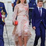 Den Nationalfeiertag im Jahr 2020 feiert Prinzessin Elisabeth in einem Outfit, das wieder einmal ihren Sinn für royale Looks beweist. Zum flatterigen Sommerkleid in zarten Pastelltönen kombiniert die Thronfolgerin farblich passende Accessoires.