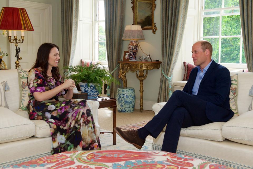 Prinz William (re.) empfängt die neuseeländische Premierministerin Jacinda Ardern am 2. Juli 2022 im Kensington Palast.