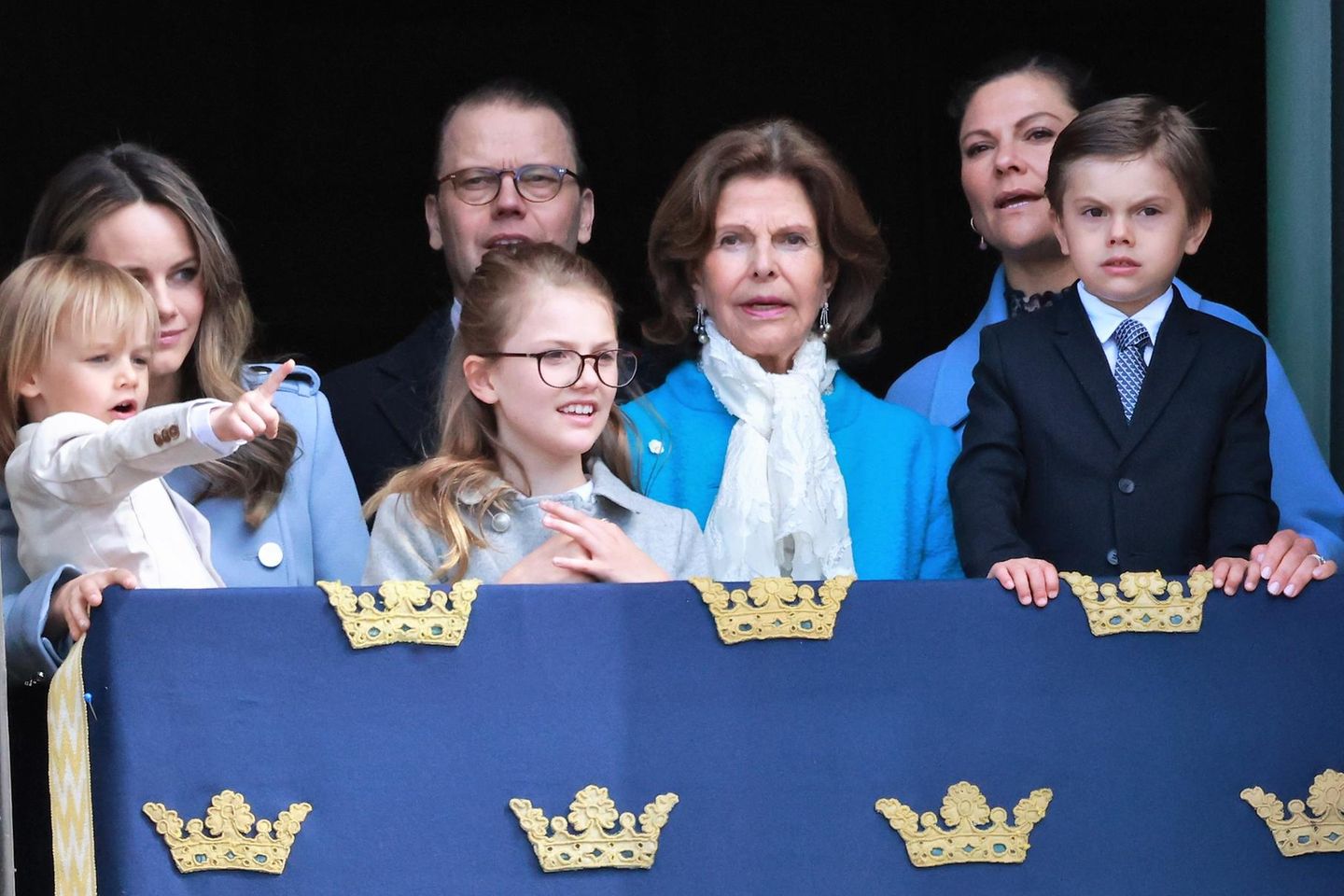 V.l.n.r.: Prinzessin Sofia mit Prinz Gabriel, Prinz Daniel mit Prinzessin Estelle, Königin Silvia, Prinzessin Victoria und Prinz Oscar