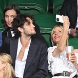 Die haben’s geschafft! Sienna Miller und Tom Sturridge scheinen auch nach ihrer Beziehung noch enge Freunde zu sein. Gemeinsam mit ihren neuen Partnern – Oli Green und Alexa Chung – besuchen sie das Turnier in Wimbledon. Von bösem Blut keine Spur! Tatsächlich scheint der Vater von Siennas Tochter Marlowe die Anwesenheit seiner Ex ganz locker zu nehmen und posiert fröhlich für das gemeinsame Gruppen-Selfie.