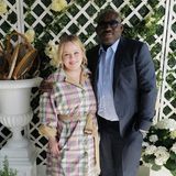 Bridgerton-Liebling Nicola Coughlan besucht zusammen mit dem britischen Vogue-Chefredakteur Edward Enninful das berühmte Tennisturnier und zeigt sich im kartierten Trench-Coat-Dress.