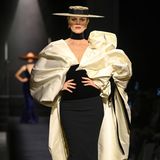 Eva Herzigova auf dem Runway für Schiaparelli. Die Haute Couture Herbst-/Winterkollektion 2022/2023 ist eine Retrospektive für die Gründerin des Labels Elsa Schiaparelli.
