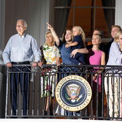Joe und Jill Biden mit Familie auf Balkon