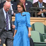 Und wieder einmal dürfen es Punkte sein! Herzogin Catherine besucht überraschend an Tag neun erstmals das diesjährige Tennisturnier in Wimbledon und sorgt gleich für einen Wow-Moment. Mit einem himmelblauen Kleid mit weißen Polka-Dots von Alessandra Rich setzt die Herzogin erneut auf den angesagtesten Kleider-Trend im Sommer und lässt die Royal Box am Centre Court in frischen Farben erstrahlen. 