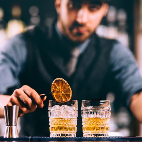 Barkeeper macht Cocktails: Das sagt Ihr Lieblingsdrink über Ihren Charakter aus