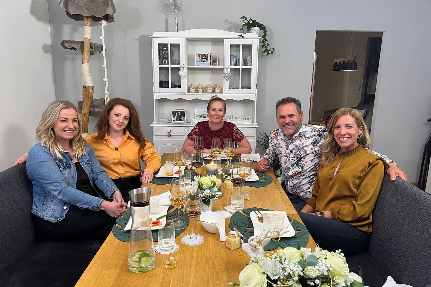 "Das perfekte Dinner": Die Teilnehmer:innen bei Theresa (Mitte) aus Augsburg