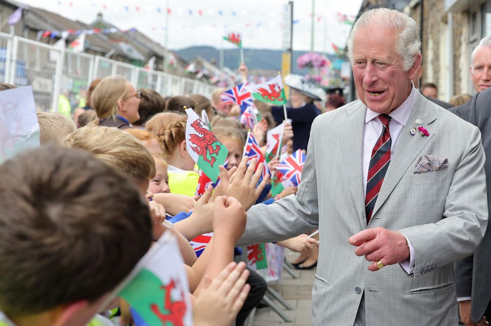 Prinz Charles in Wales: Ein kleiner Royal-Fan kann sein Glück kaum fassen