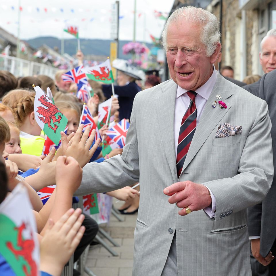Prinz Charles in Wales: Ein kleiner Royal-Fan kann sein Glück kaum fassen