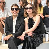 Keira Knightley besucht mit Ehemann James Righton die Haute Couture Show von Chanel in Paris. 