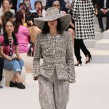 Auch das klassische Tweedjäckchen ist Teil der Haute Couture Show von Chanel.