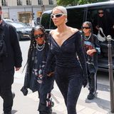 Kim Kardashian wird ebenfalls als Model auf dem Laufsteg von Balenciaga eingesetzt. Als Unterstützung hat sie Tochter North und Sohn Saint dabei. 