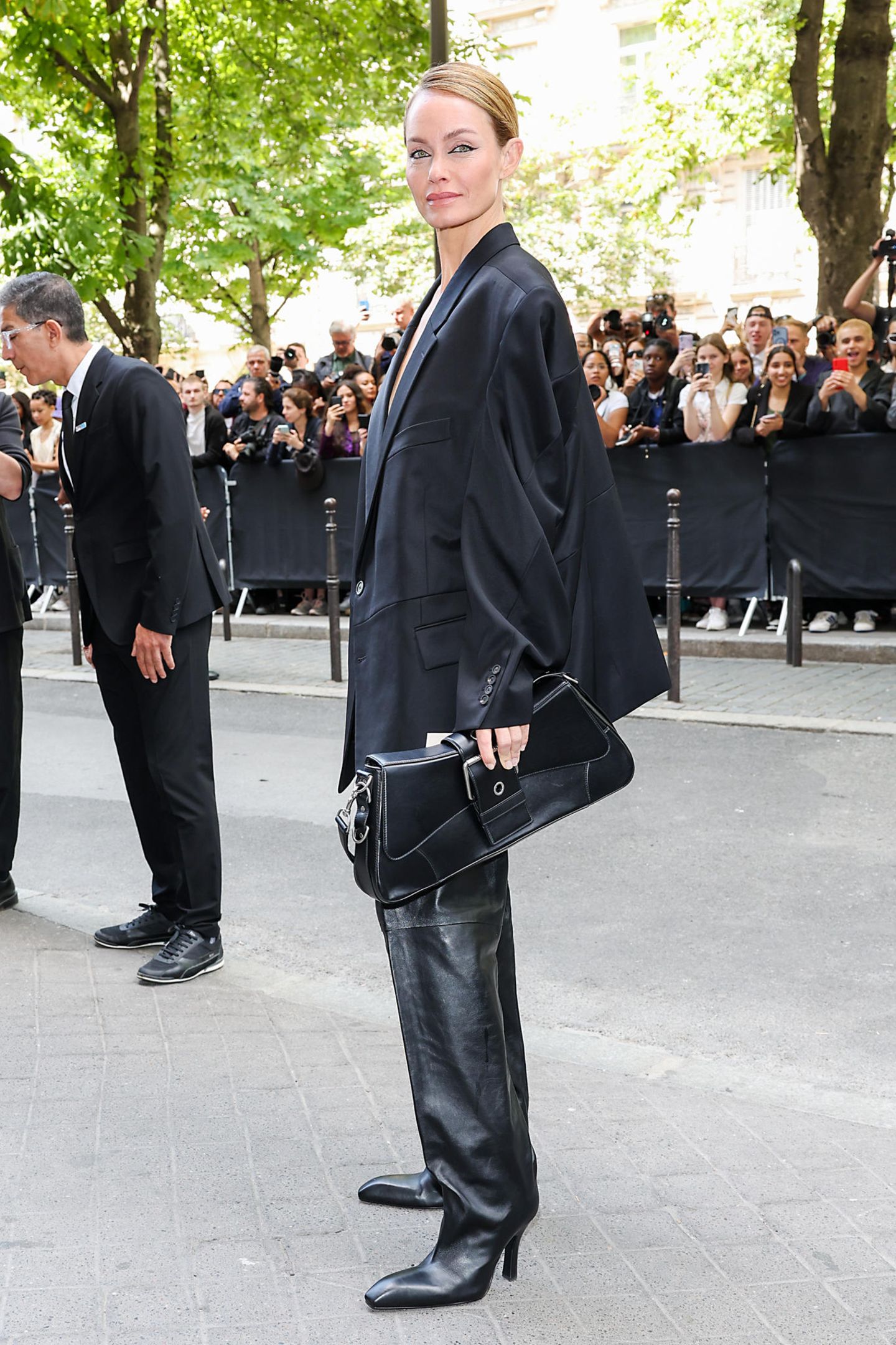 Auch Model und Schauspielerin Amber Valletta lässt sich das Balenciaga-Spektakel nicht entgehen und kommt im All-Black-Outfit. 