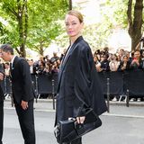 Auch Model und Schauspielerin Amber Valletta lässt sich das Balenciaga-Spektakel nicht entgehen und kommt im All-Black-Outfit. 