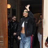 Erstmal alle begrüßen: Bella Hadid scheint ihre Fans trotz XXL-Balenciaga-Sonnenbrille zu erkennen. 