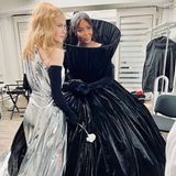 Nicole Kidman und Topmodel Naomi Campbell stellen die neusten Roben auf dem Balenciaga Catwalk vor. 