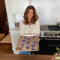 Cindy Crawford steht in ihrer Küche und backt Kekse