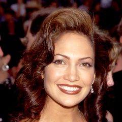März 1993  Bei den 69. "Annual Academy Awards" zeigt das Multi-Talent ihren Glam-Look: Die Haare in einer dramatischen Föhn-Frisur, die Augenbrauen dünn gezupft, die Lippen braun geschminkt.