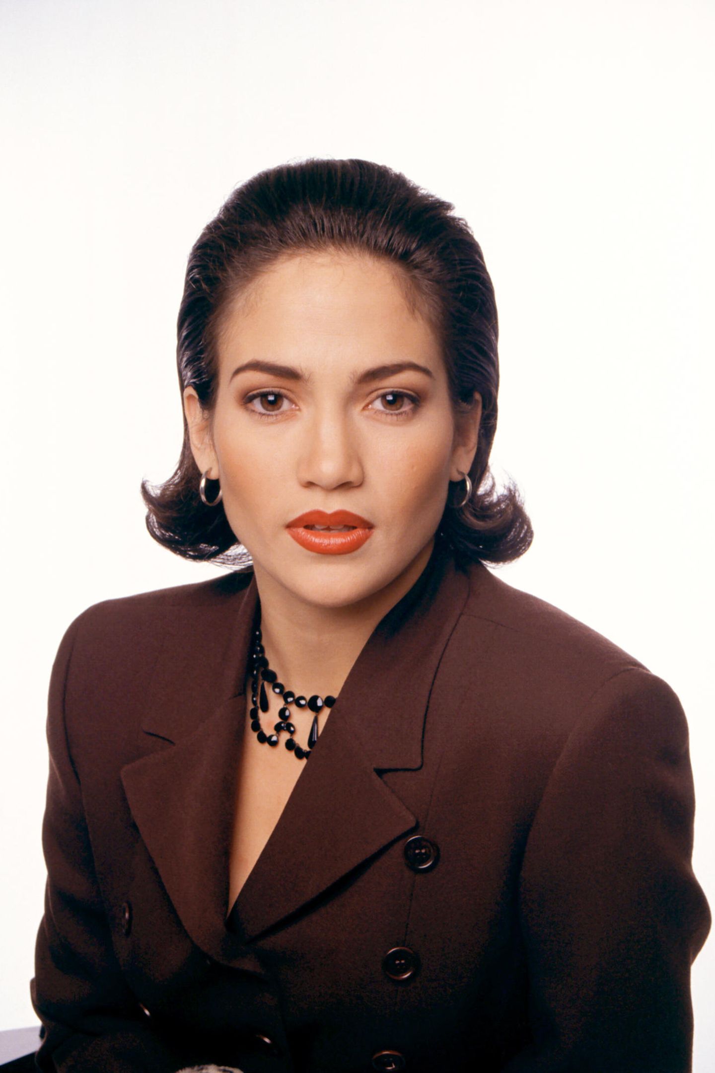 Januar 1992  Mit 23 Jahren ist die Latino-Schönheit noch ein Neuling im Film-Business. Ihr regelmäßiger Auftritt in der erfolgreichen TV-Sitcom "In Living Color" verschafft ihr jedoch neue Rollen. Der Look dabei noch ein schlichter – ihre Haare trägt sie schulterlang, föhnt sie gerne über die Rundbürste und stylt sie aus dem Gesicht. Fesselnd sind die rehbraunen Augen der Puertoricanerin.