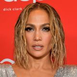 November 2020  Der Wet-Hair-Look mit leichten Wellen verleiht Jennifer Lopez lässiges Beach-Flair. Zu den American Music Awards wählt sie einen Make-up-Look in braunen Tönen, die Lippen schimmern glossy.