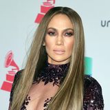 November 2016  Glatte, lange Haare, nudefarbene Lippen: die Allround-Entertainerin zieht bei den 17. Latin Grammy Awards in las Vegas alle Blicke auf sich.