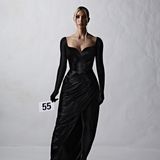 Bei der Haute Couture Schau von Balenciaga wird Reality-TV-Star Kim Kardashian zum Model.