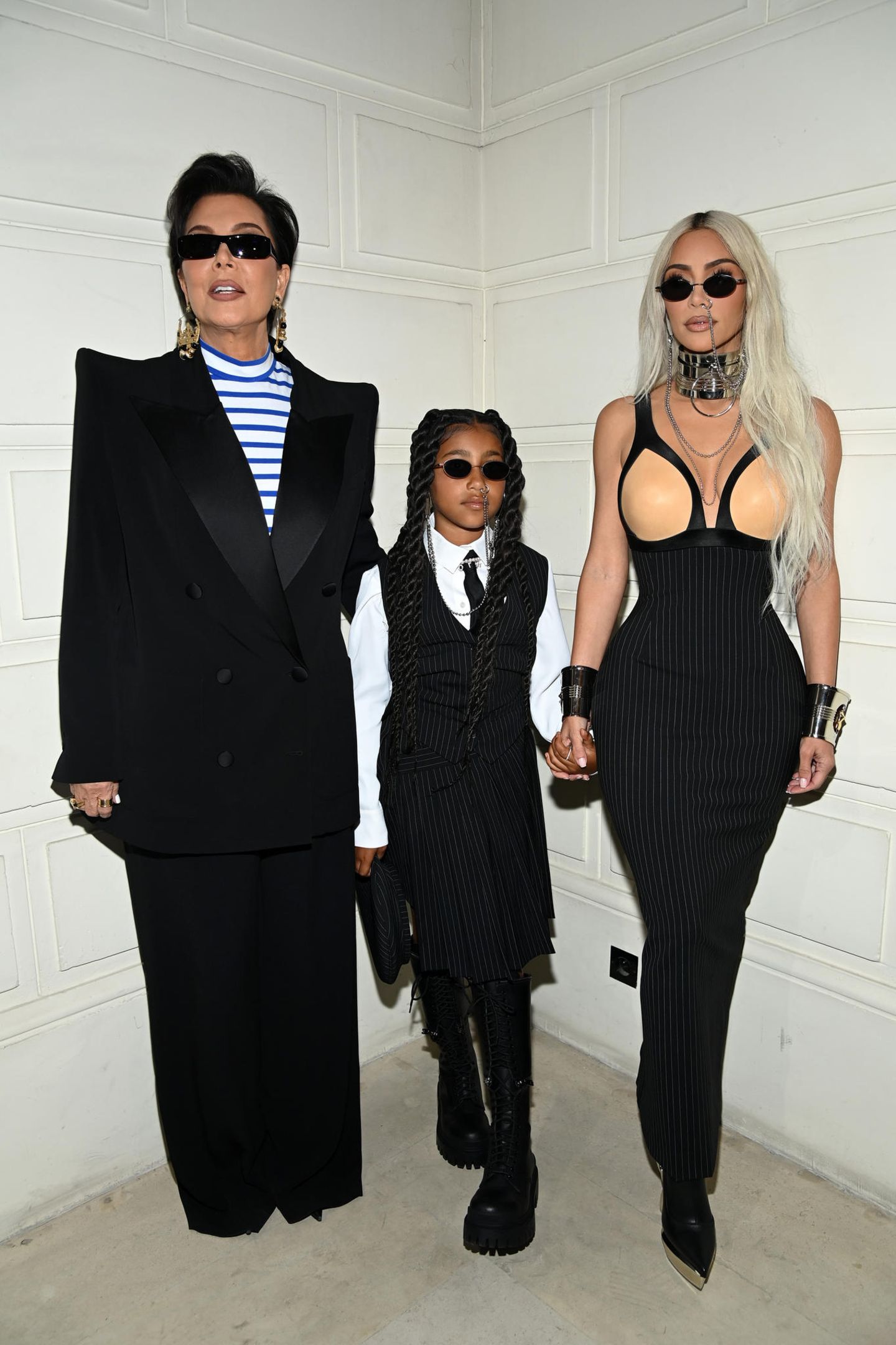 Nach ihrem Auftritt als Model bei Balenciaga besucht Kim Kardashian mit Mutter Kris Jenner und Tochter North die Show von Designer Jean Paul Gaultier. Auffällig: Kim und North tragen beide einen Nasenring. 