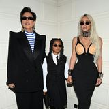 Nach ihrem Auftritt als Model bei Balenciaga besucht Kim Kardashian mit Mutter Kris Jenner und Tochter North die Show von Designer Jean Paul Gaultier. Auffällig: Kim und North tragen beide einen Nasenring. 