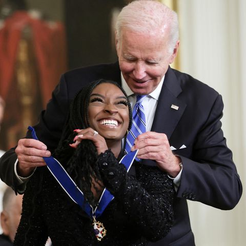 Joe Biden übergibt Simone Biles eine Medaille.