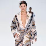 Wieder einmal überzeugt Fendi mit neuen Looks Fashionistas auf der ganzen Welt. Die Herbst/Winter 2022/2023 Kollektion wird auf dem Runway in Paris vorgestellt und geliebt. Von extravaganten Kleidern zu coolen Hosenanzügen ist für jeden was dabei. 