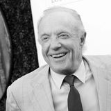 James Caan lächelt auf dem roten Teppich.